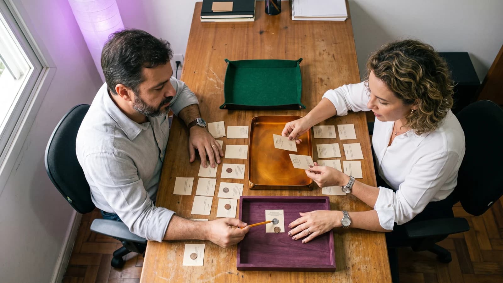 Gestores revisando amostras de leads aceitos, devolvidos e convertidos numa mesa