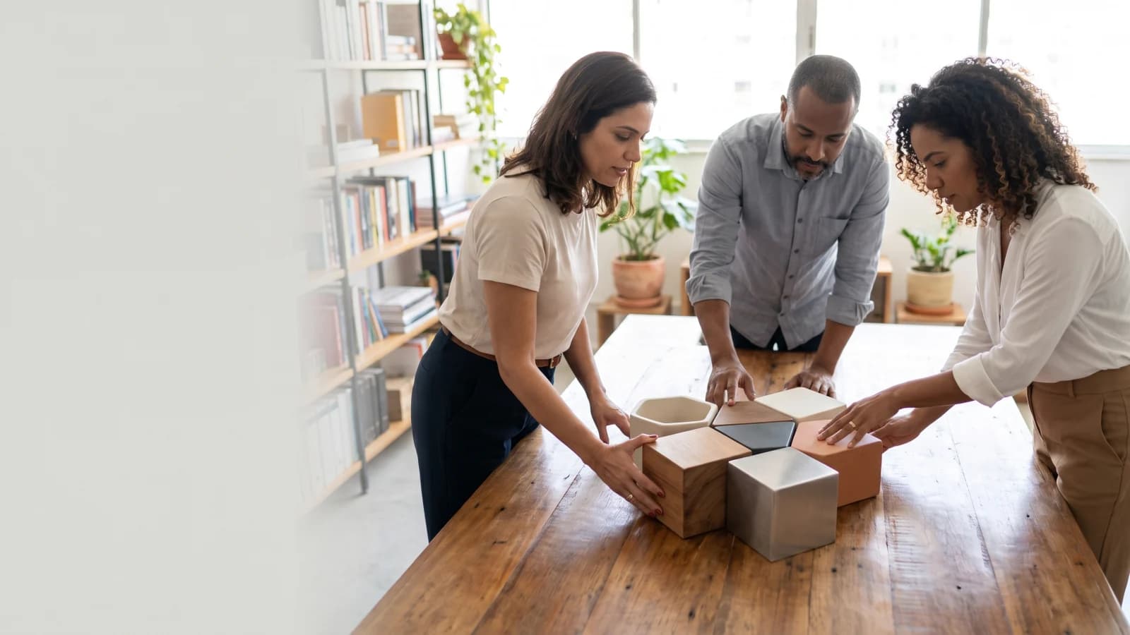 Equipe de uma PME conectando sete componentes físicos de geração de demanda B2B