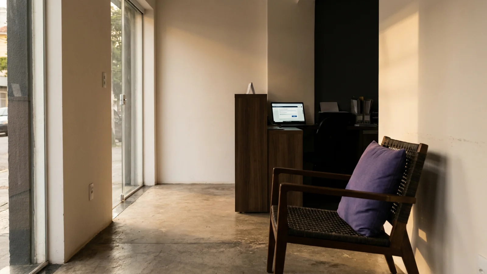 Operador de PME lendo relatório semanal de NPS em interface organizada — leitura institucionalizada, não improviso